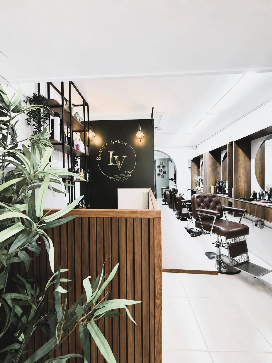 Interior del salón LIVIM con ambiente profesional y cuidado estético